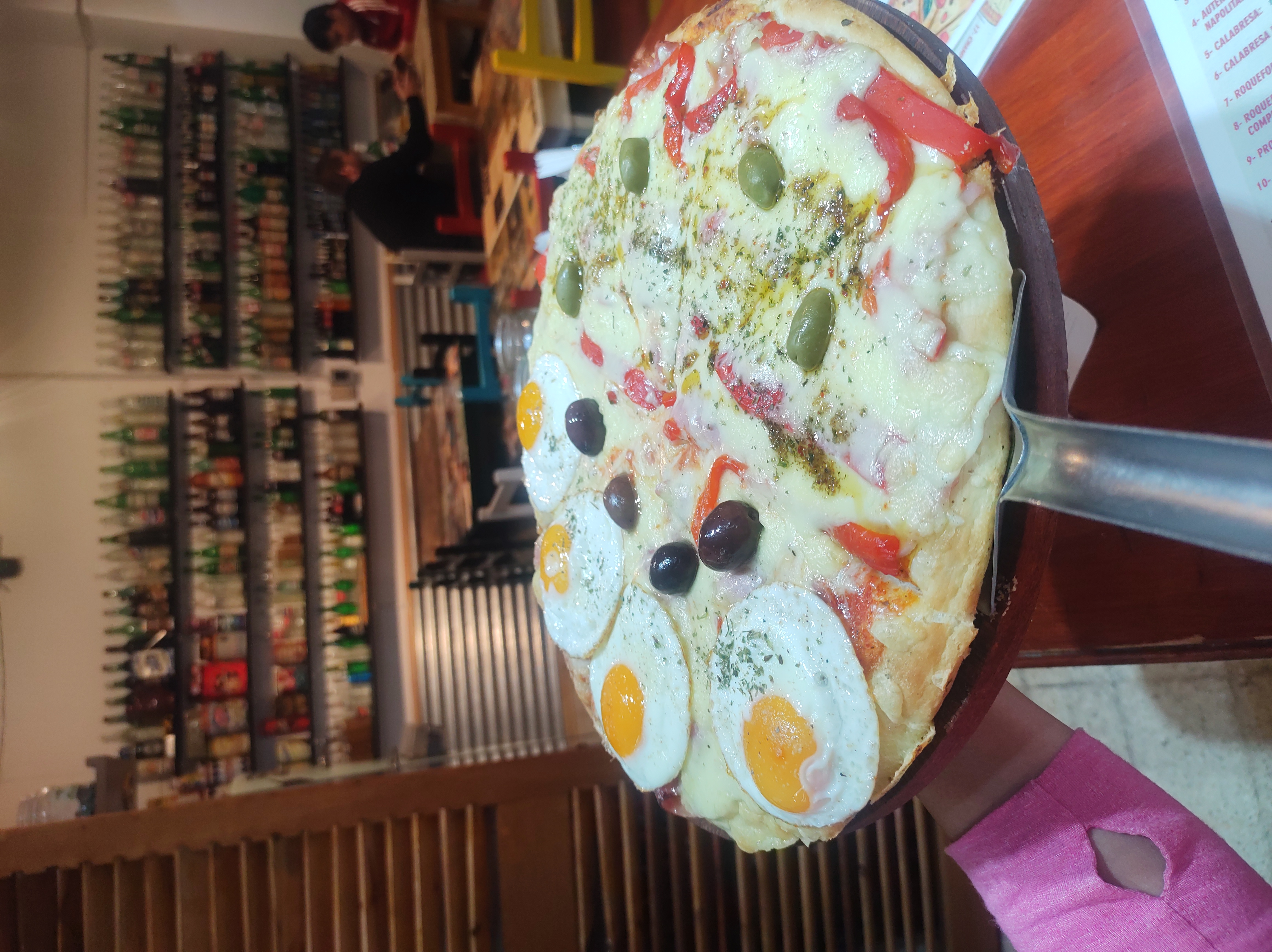 Auténtica pizza with eggs and tomatoes